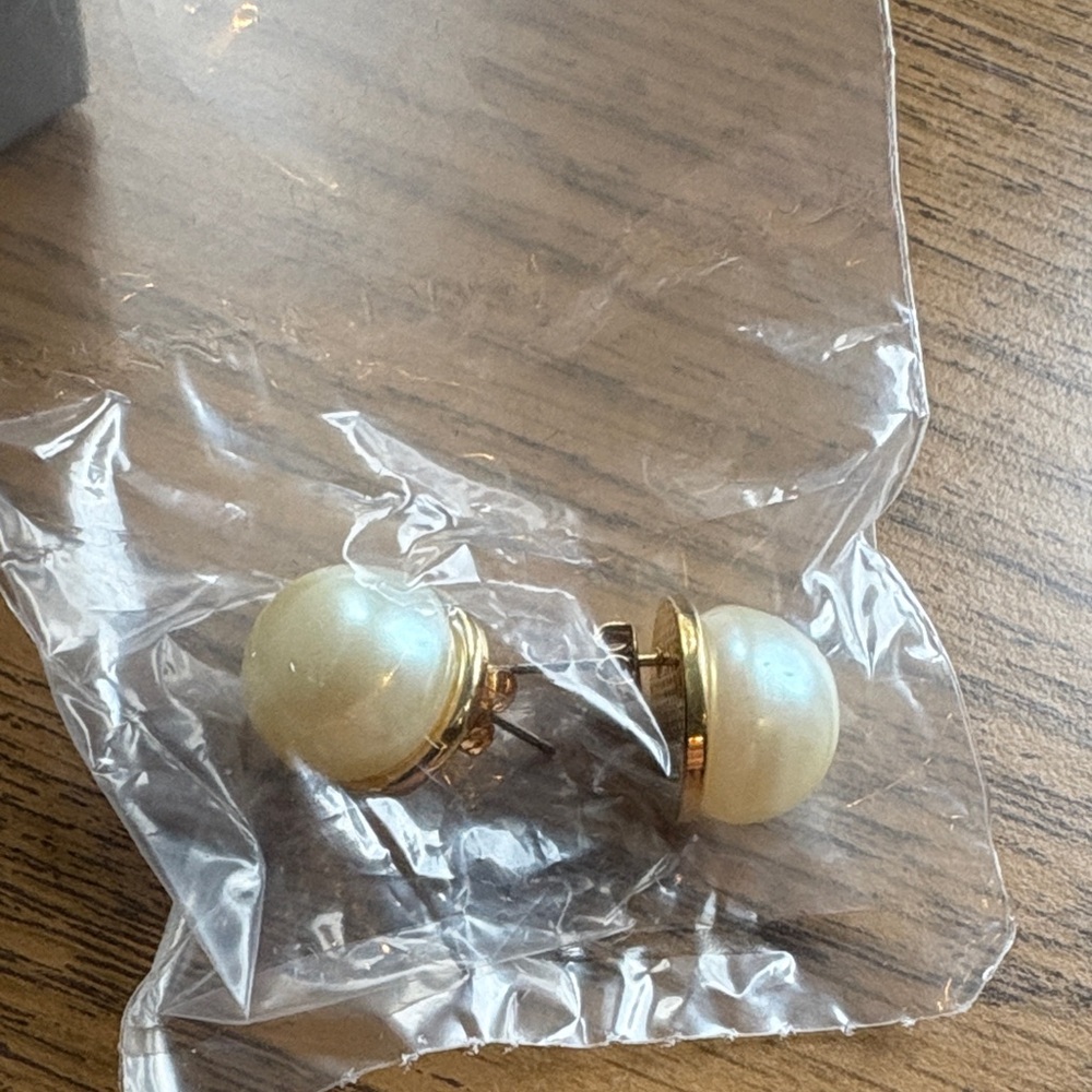 Avon classic Baroque pearlesque Stud Earrings no never worn